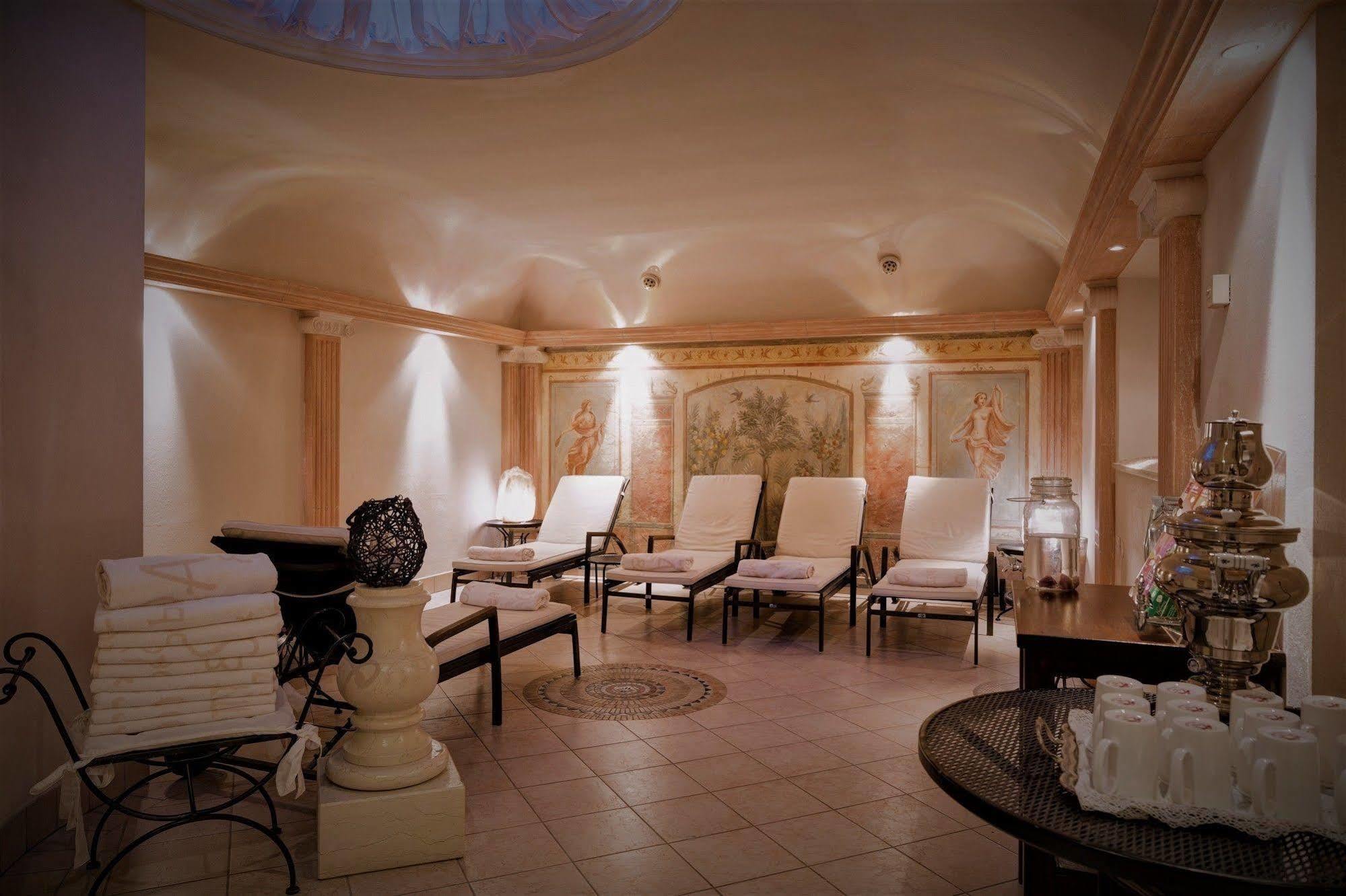 Hotel Castel Rundegg (Adults Only) เมราโน ภายนอก รูปภาพ